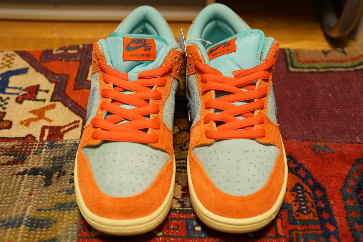 NIKE SB DUNK LOW PRO PRM ORANGE AND EMERALD RISE