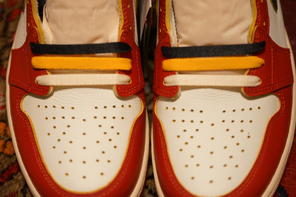 交換用のシューレースはあらかじめスニーカーに通された状態で下からベージュ、イエロー、ブラックの3カラー