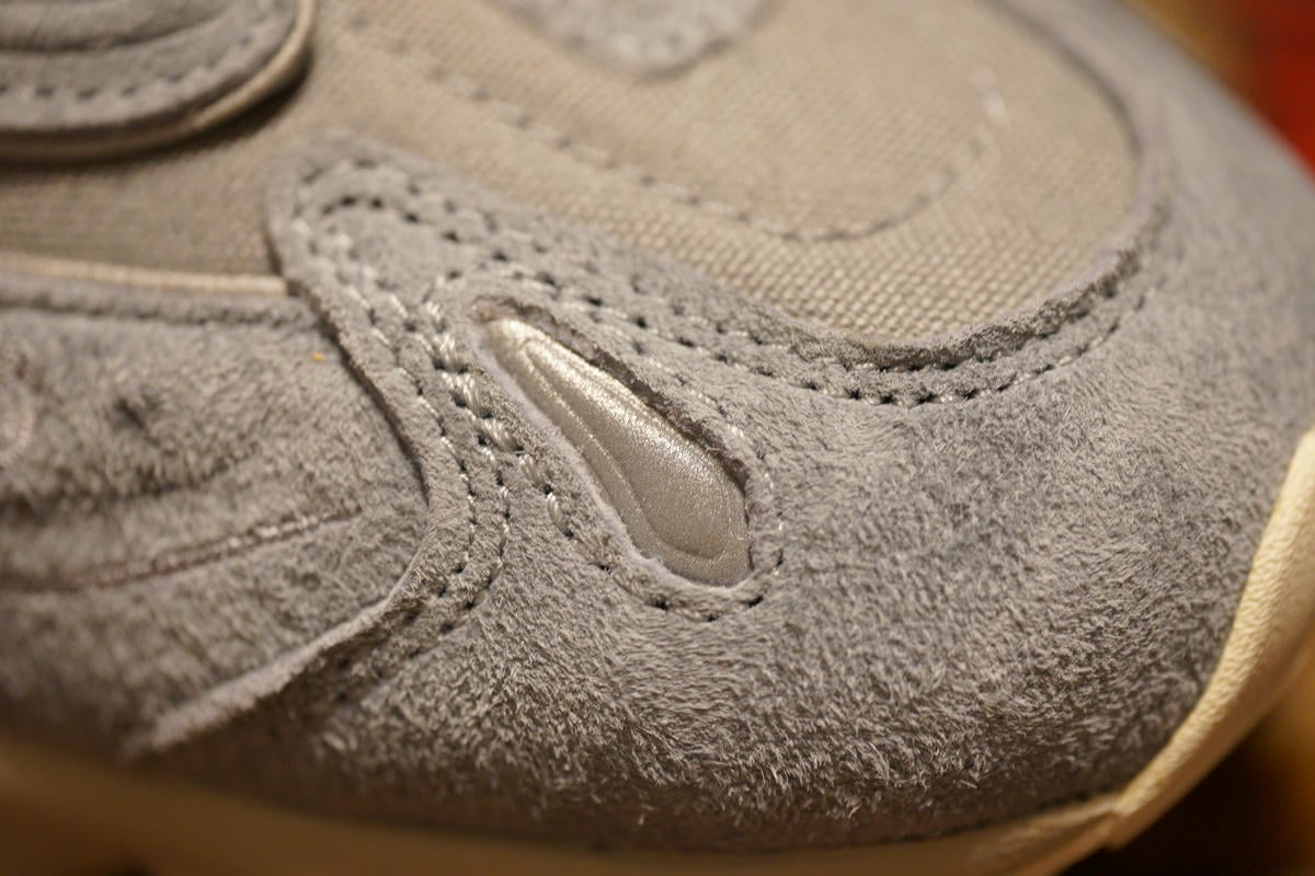 トゥ部分には控えめながらもリフレクターを装備。