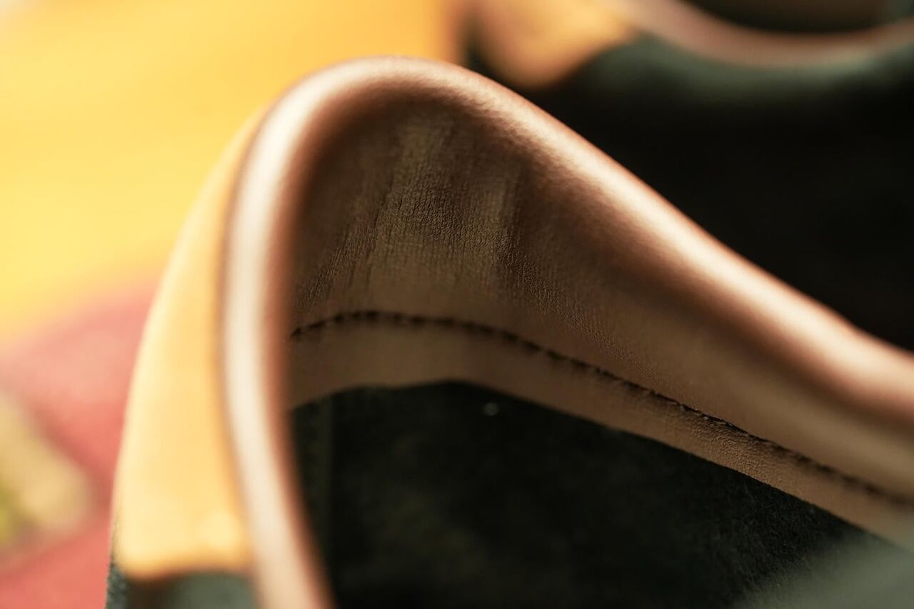 履き口周りは合皮