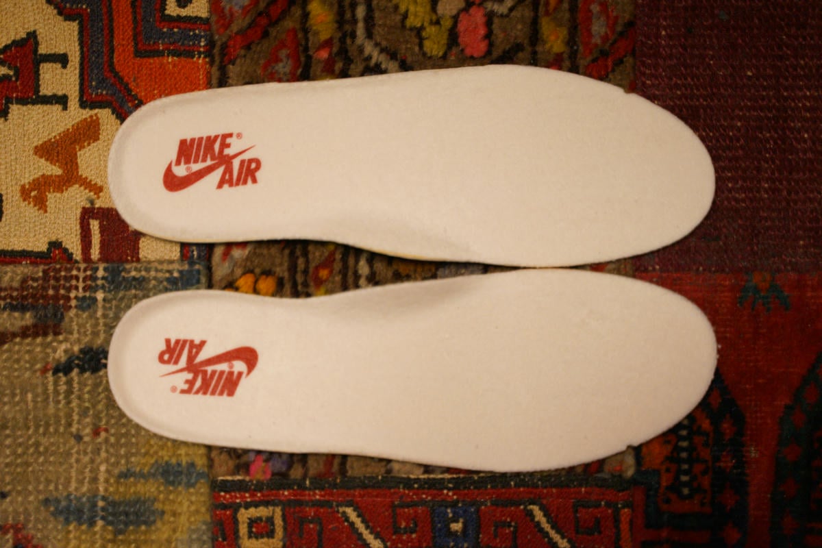 AIR JORDAN 1 HIGH 85 BREDのインソールはホワイト。85仕様は当時は中国製だったのでインソールの裏に中国語でさ「最高品質」みたいな文字がプリントされています。