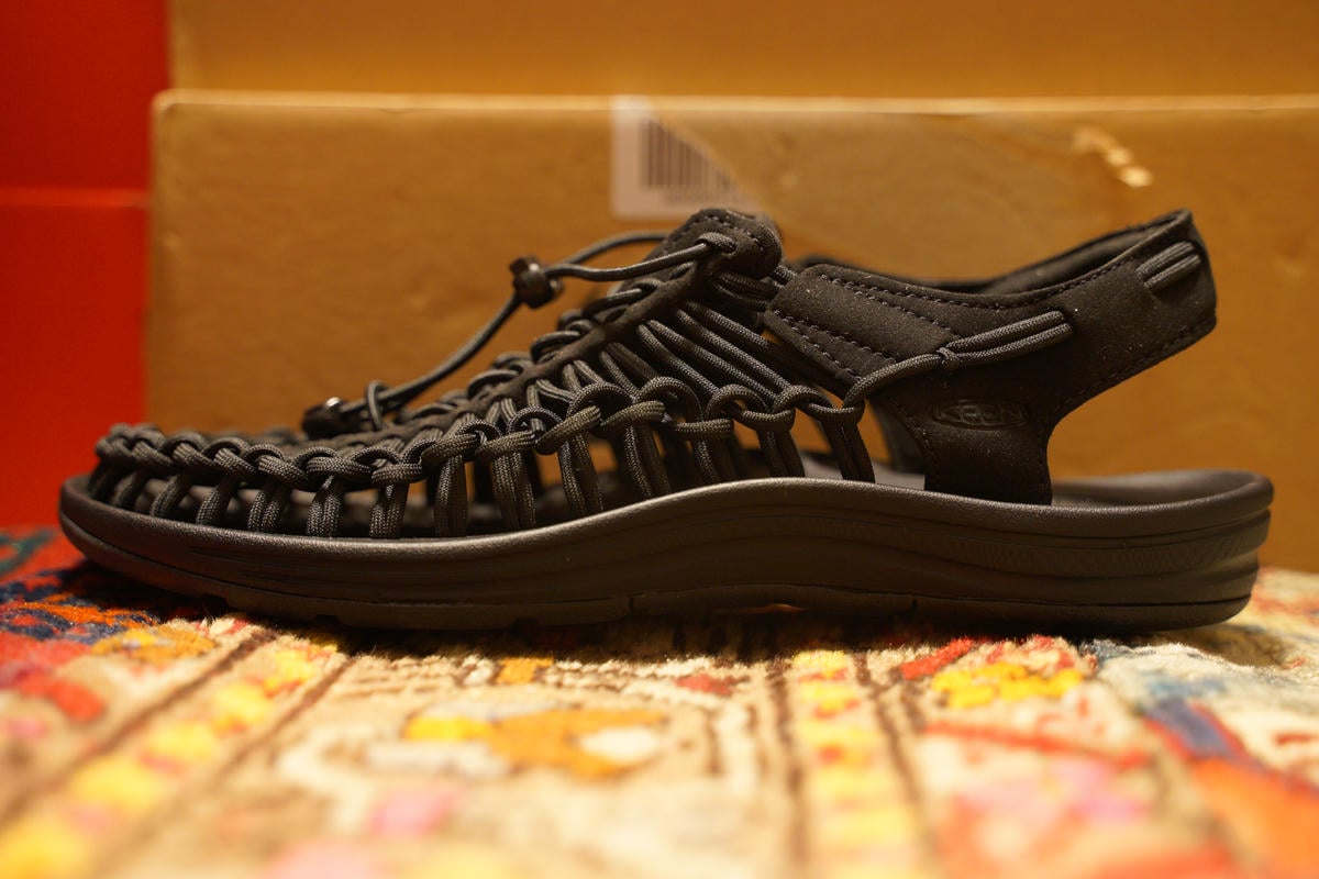 KEEN UNEEK 左サイド