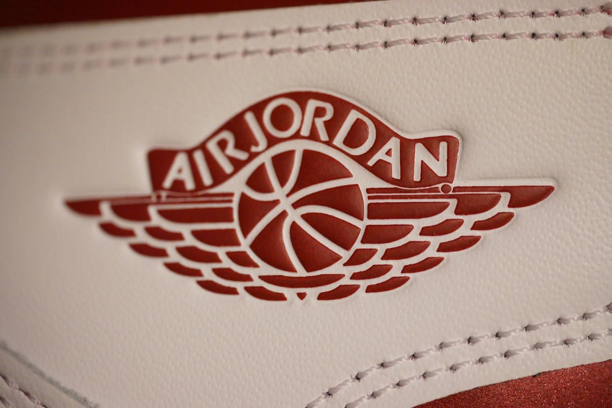 アンクル部分のウイングロゴもメタリックバーガンディカラー。85仕様なのでOG仕様のウイングロゴにみられる「TM」マークは無し