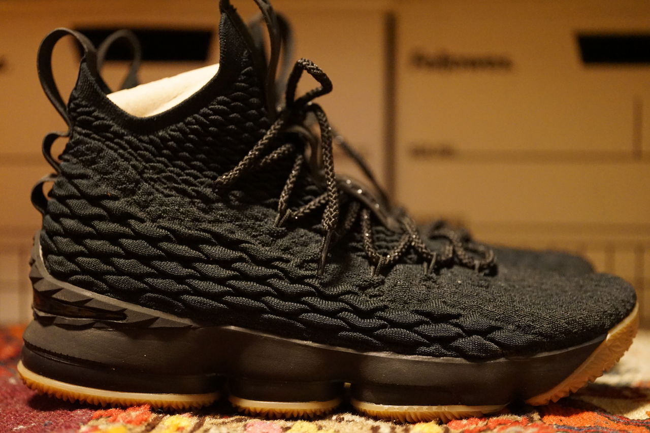 Nike LeBron 15 カモフラージュ シューズ Nike が純金とダイヤモンドを贅沢に使用した1,000万円超えの