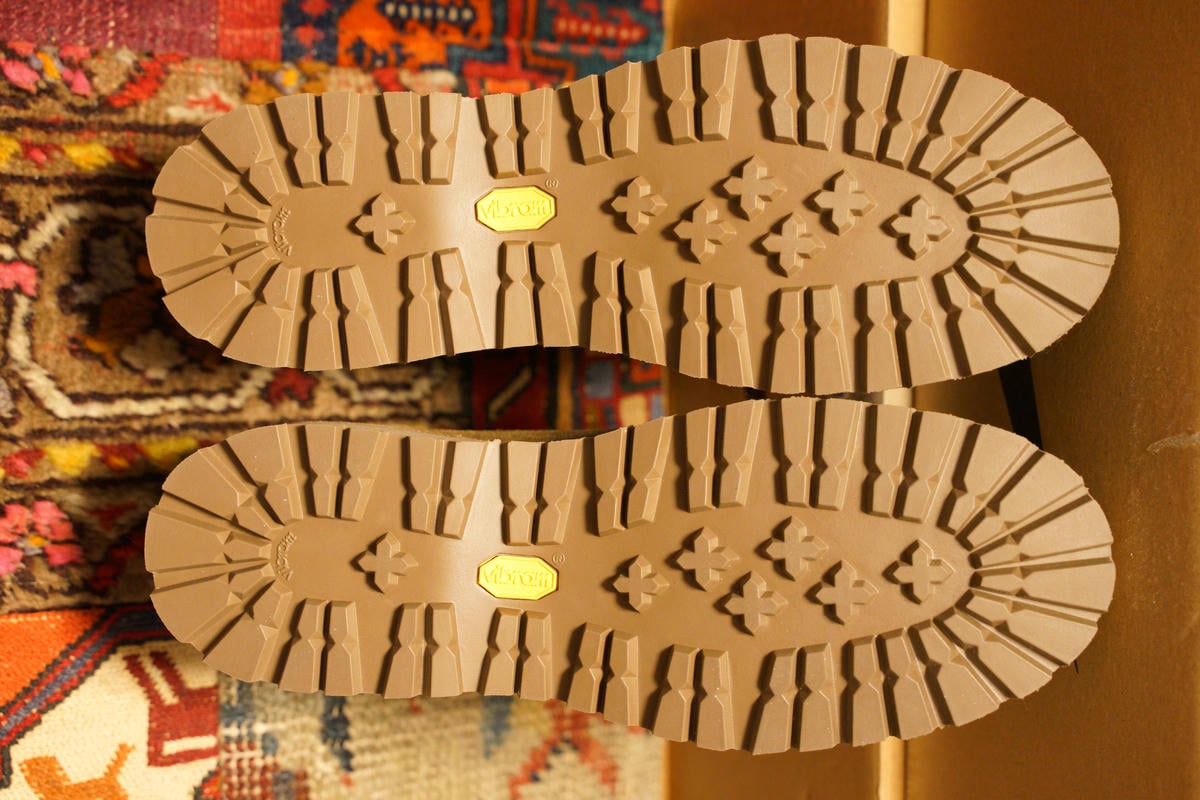 ビブラムのクレッターリフトのトレッドパターン。街履きでは設置することが無い土踏まず部分までトレッドが作られている