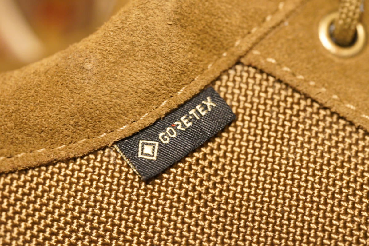 足首部分に「GORE-TEX」を使用していることを示すタグが縫い付けられている