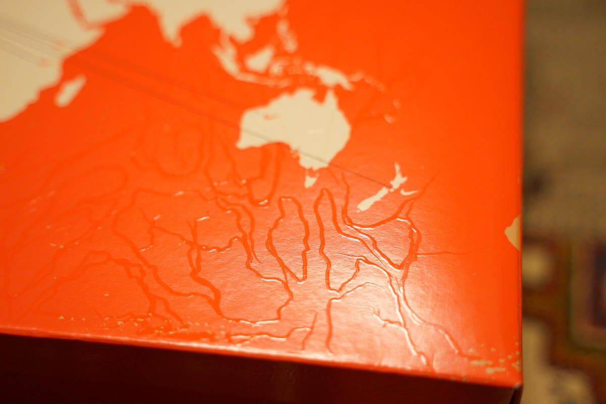 ボックスの表面はたぶん裏の世界の枯れた木の根のようなものが広がっている