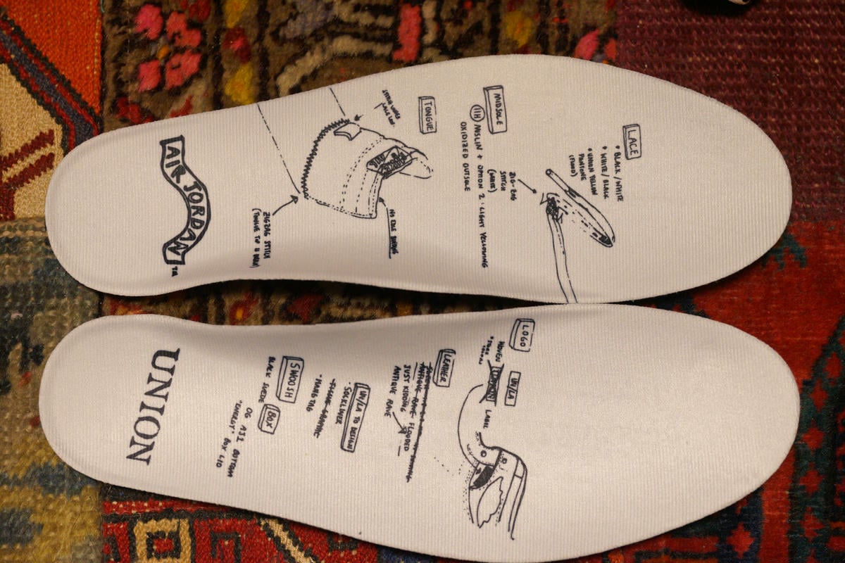 インソールはホワイト。左右のインソールにこのモデル制作時のアイディアがプリントされています。