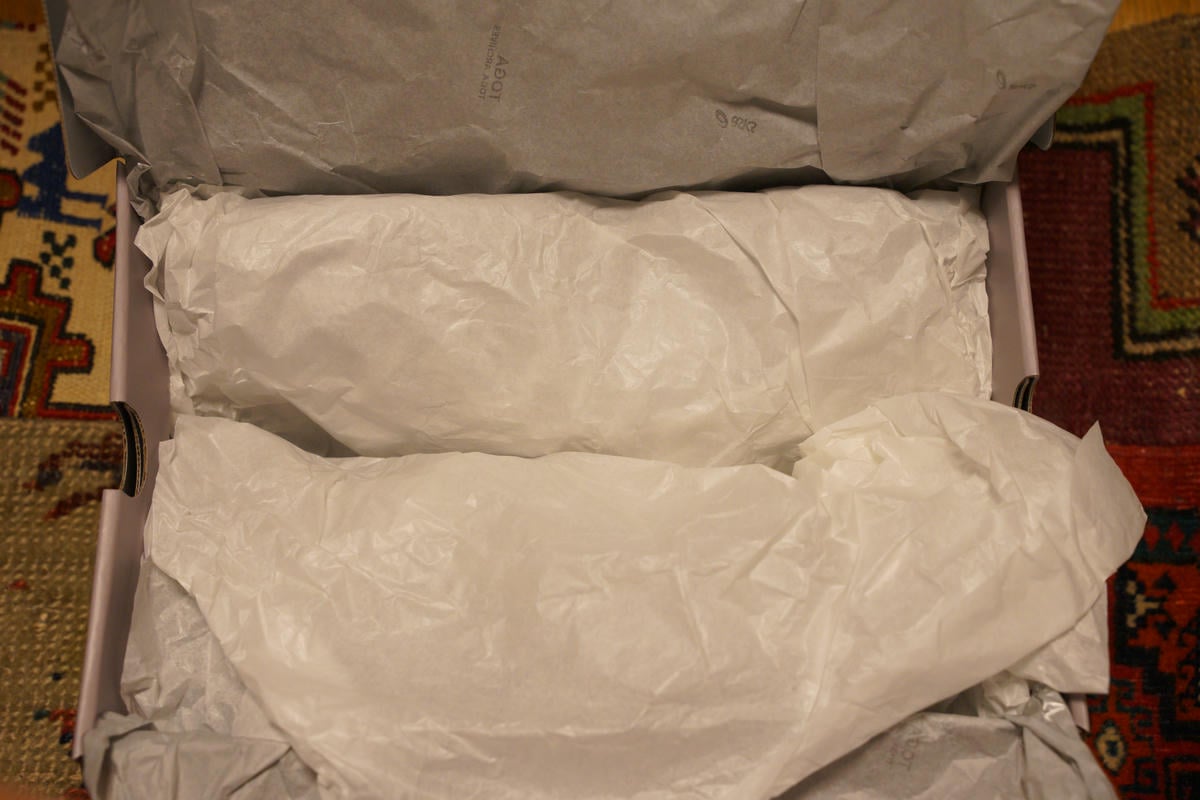 2枚目の包装紙はスニーカー本体左右をそれぞれ個別に包装している。