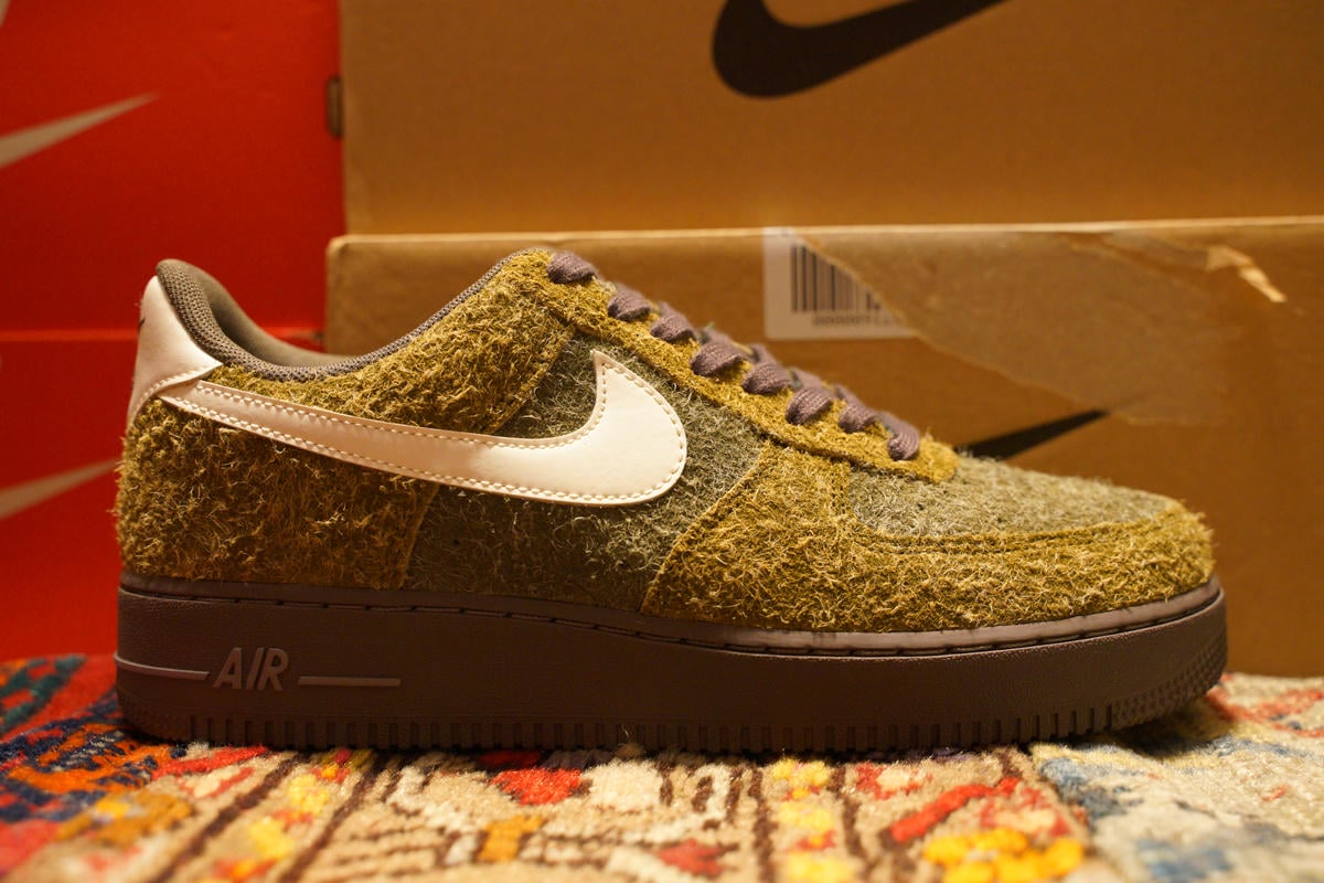 NIKE AIR FORCE 1 07 LX LEAF CAMO 右サイド シュラウドを取り外した姿