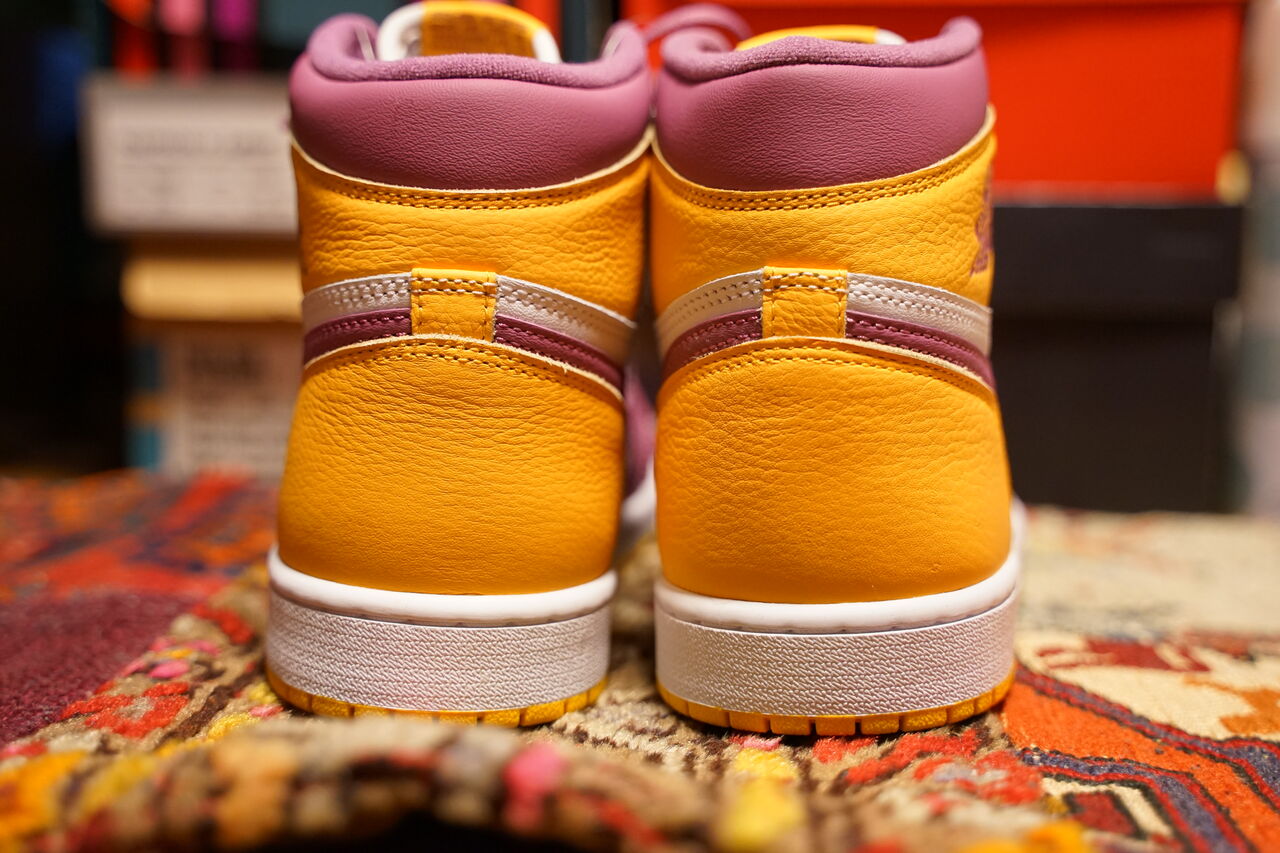 NIKE AIR JORDAN 1 RETRO HIGH OG UNIVERSITY GOLD AND LIGHT BORDEAUX 