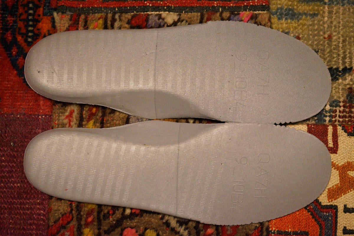 インソールの裏側は標準的なタイプ