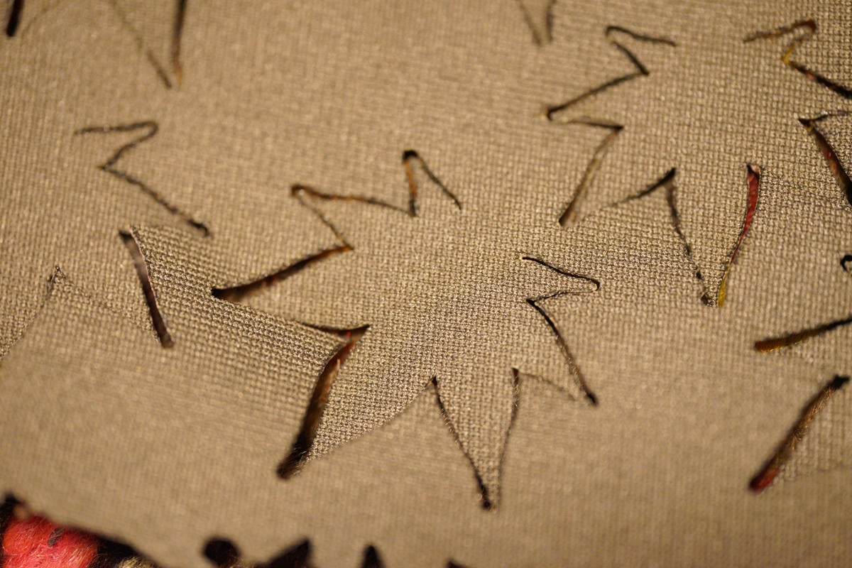 紅葉型の切り抜かれた葉はおそらくレーザーカット。完全に切り抜かずに根元を残さないことで葉が浮いたように見える