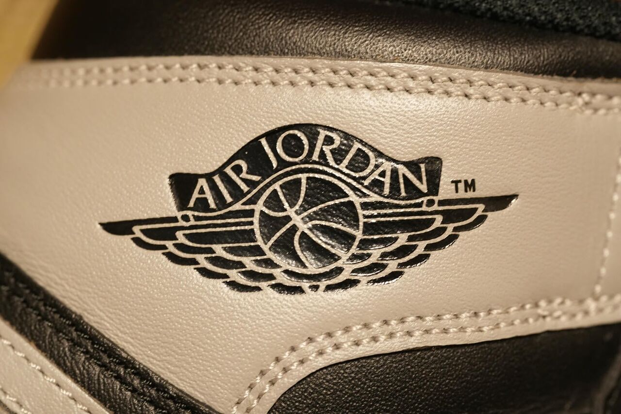 アンクル部分のウイングロゴ