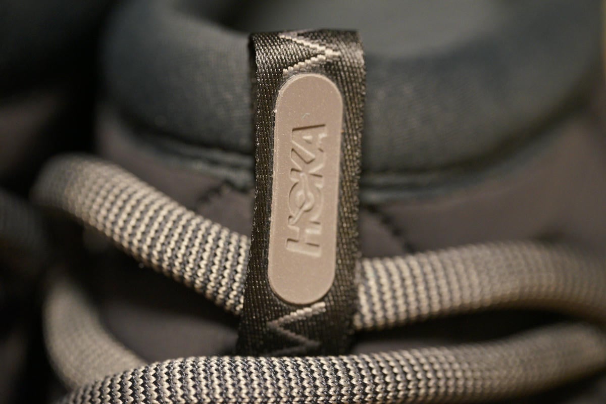 HOKA ORA PRIMO BLACKの履き口をチェック。「HOKA」のロゴが入ったタグがついてる。こちらもリフレクター仕様となっている。