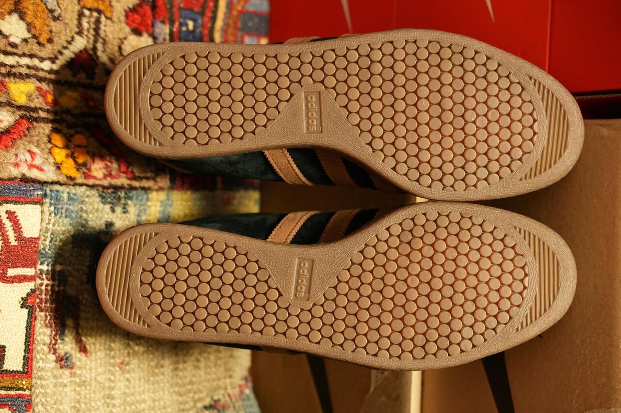 アウトソールはブラウン。トレッドパターンはインラインと変わらない