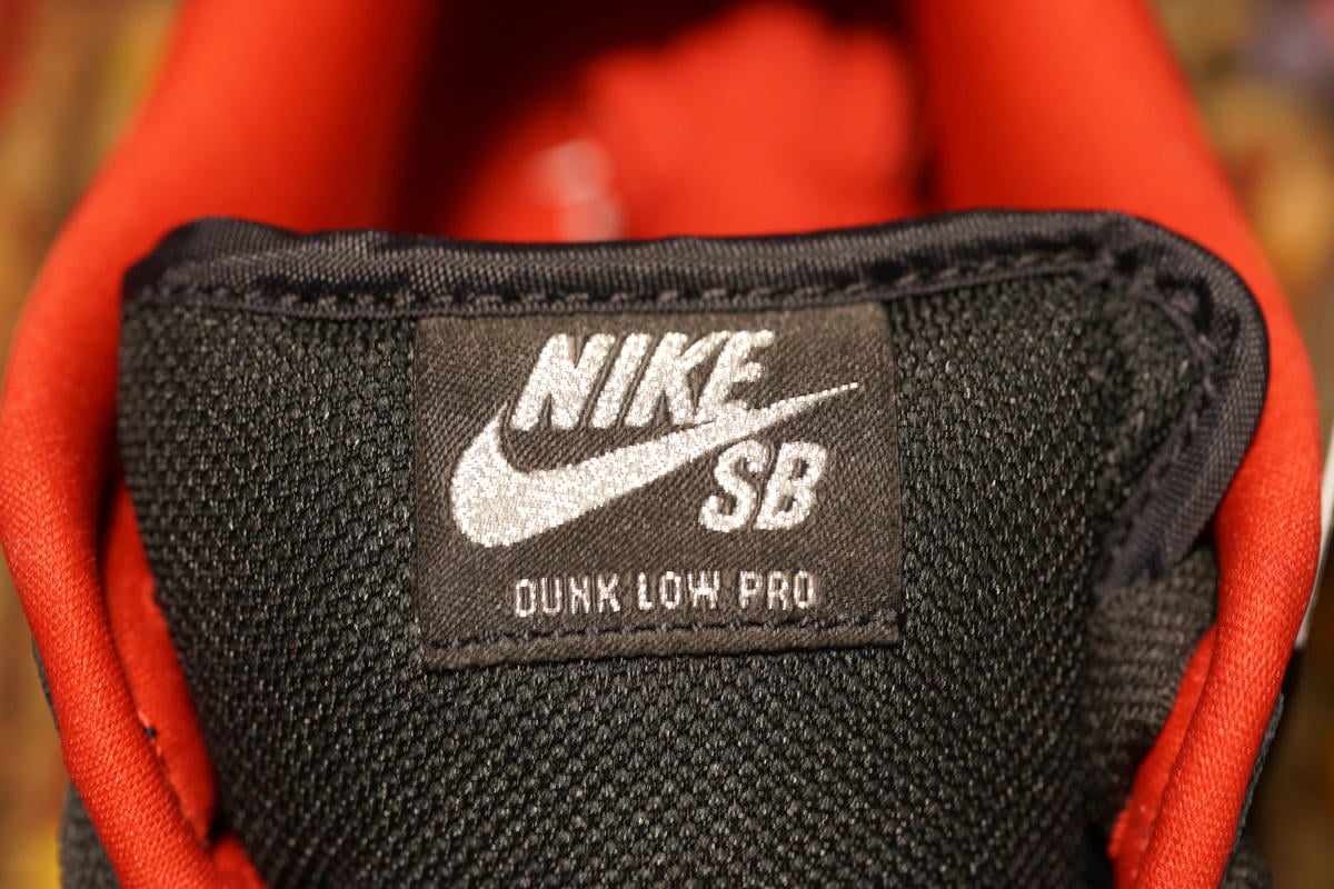 SUPREME×NIKE SB DUNK LOW OG QS 2025 シュータンのタグはブラックベースにシルバーの糸でNIKESBのロゴが刺繍されている