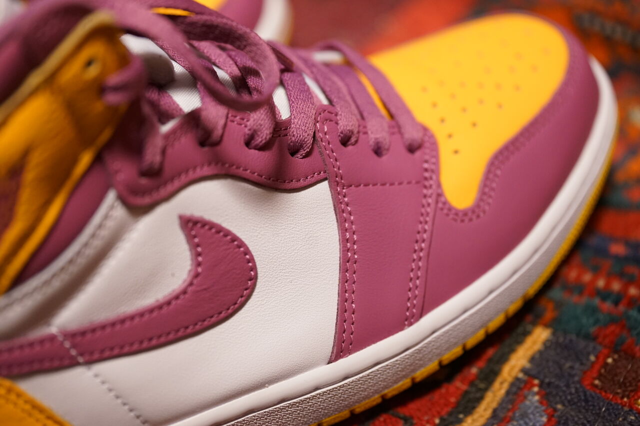 NIKE AIR JORDAN 1 RETRO HIGH OG UNIVERSITY GOLD AND LIGHT BORDEAUX 