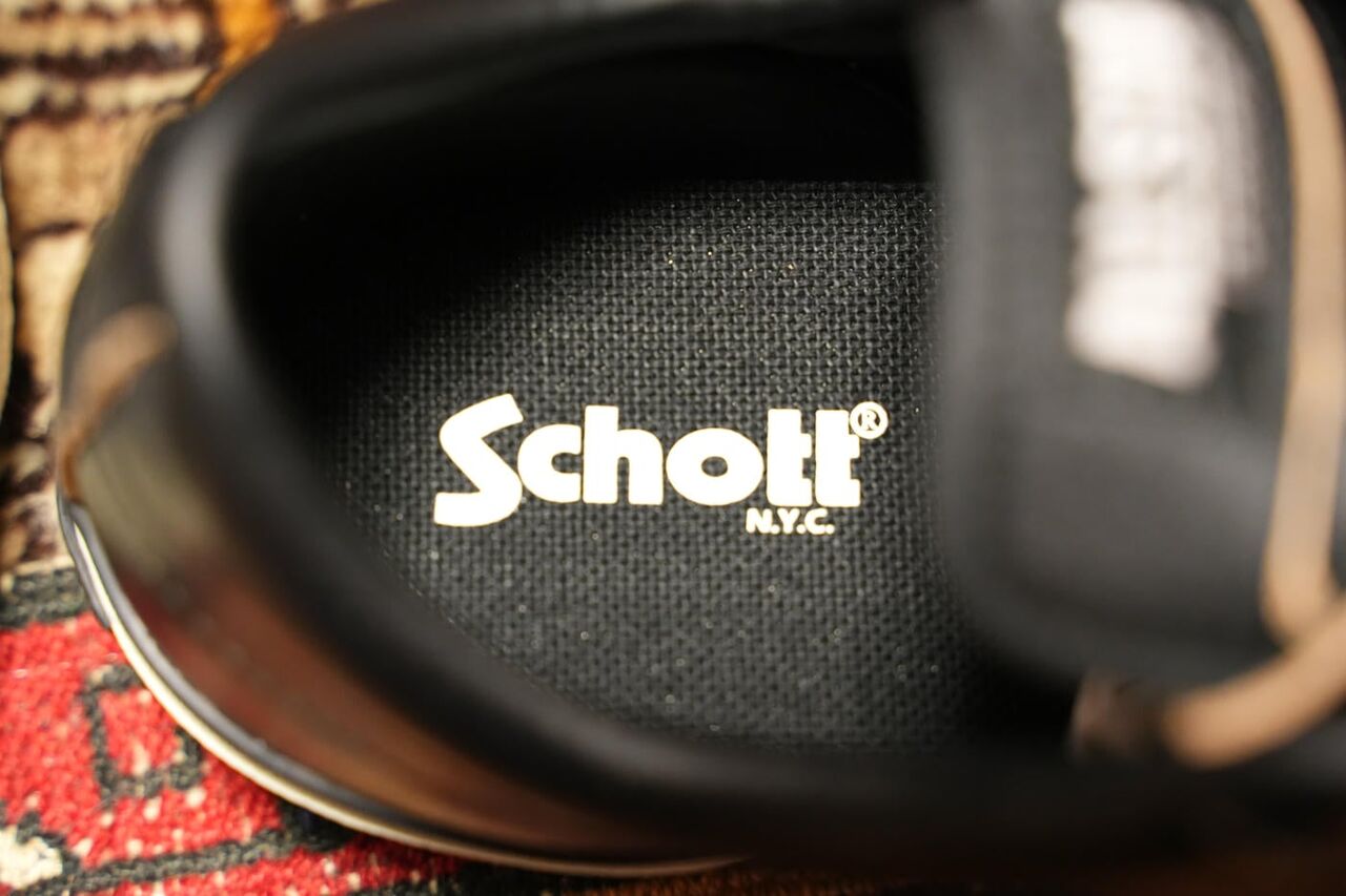 左足のインソールにはショットのロゴがプリントされている