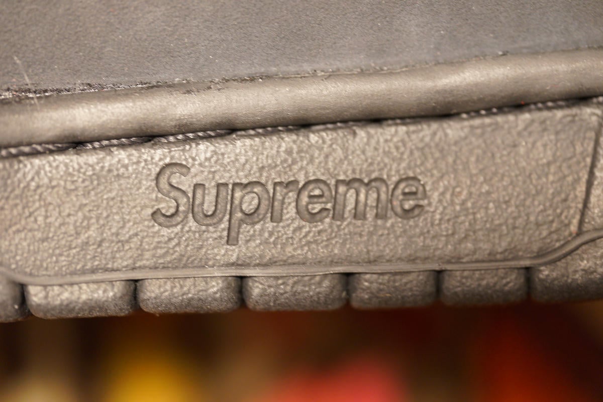 ミッドソールには「Supreme」ロゴが彫られている。
