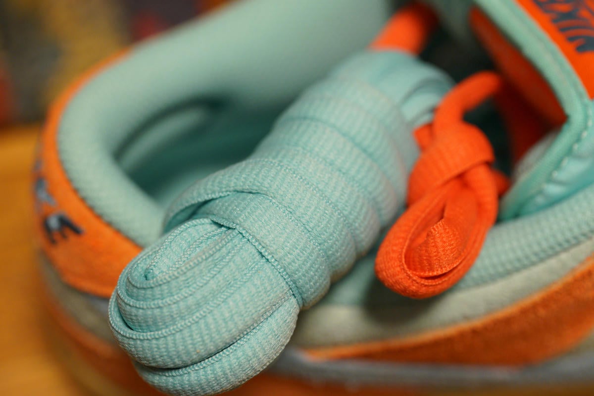 交換用のシューレースはアンダーレイと同じ淡いブルー