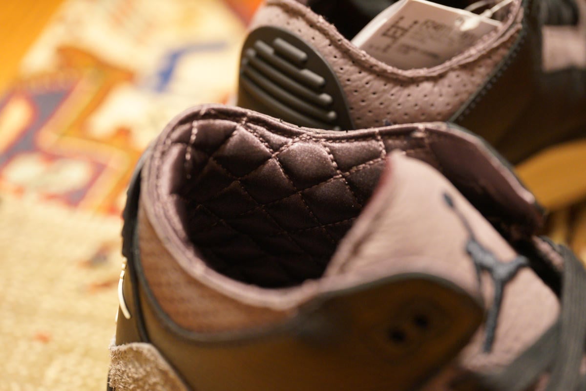 履き口周りはクロスステッチの入ったナイロン系生地を使用