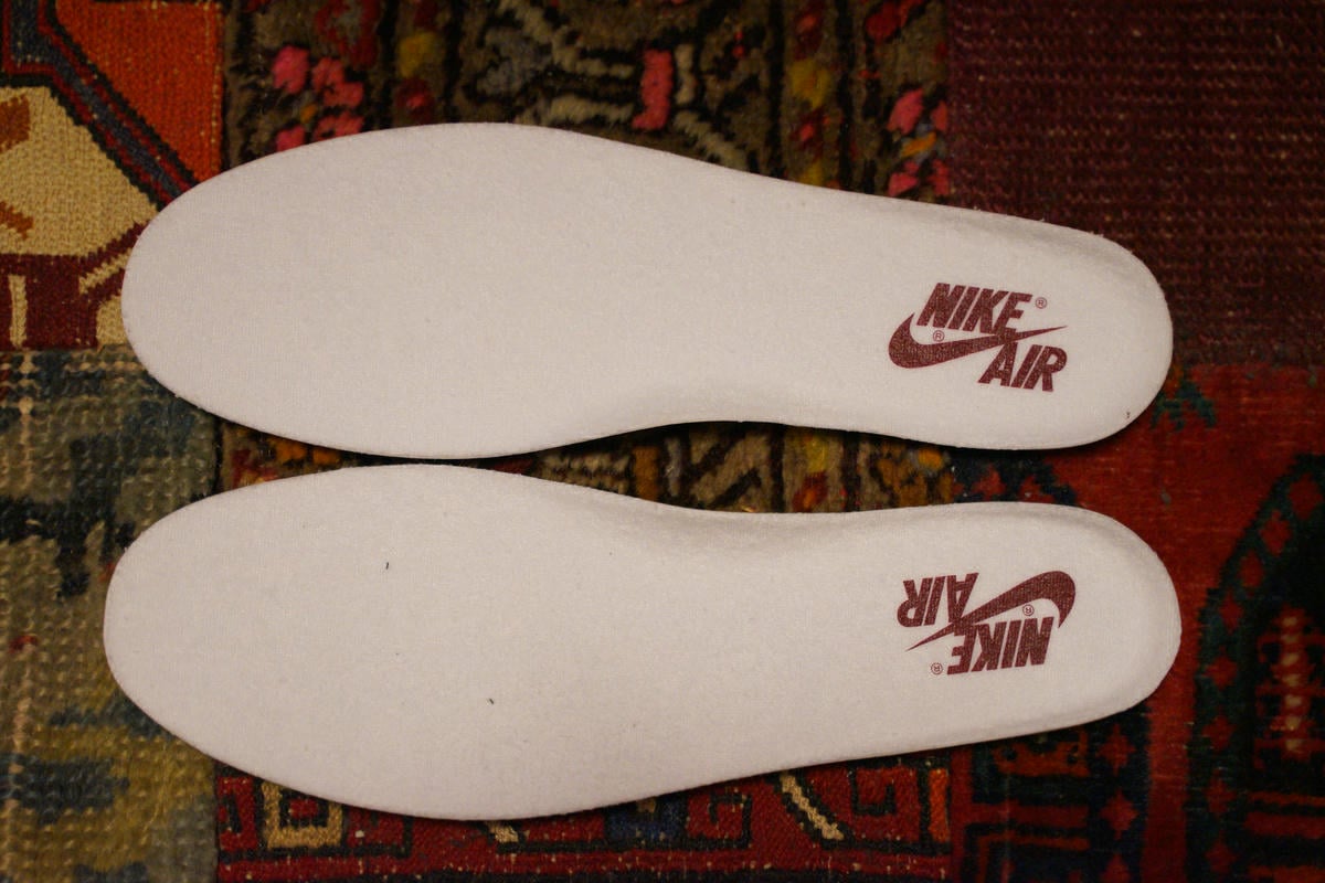 インソールはホワイトにバーガンディカラーのNIKEロゴ。