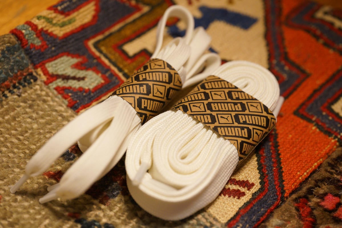 交換用のシューレースはホワイトのファットシューレース。