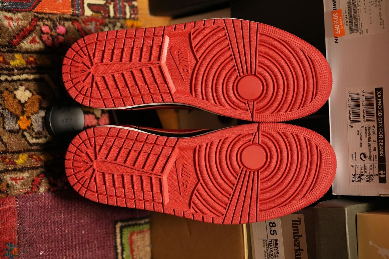 アウトソールはレッド