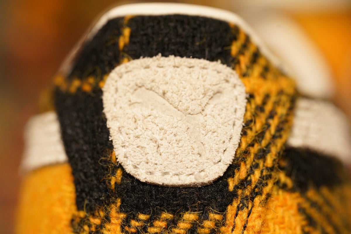PUMA SUEDE VTG HARRIS TWEED YELLOW ヒールロゴのアップ