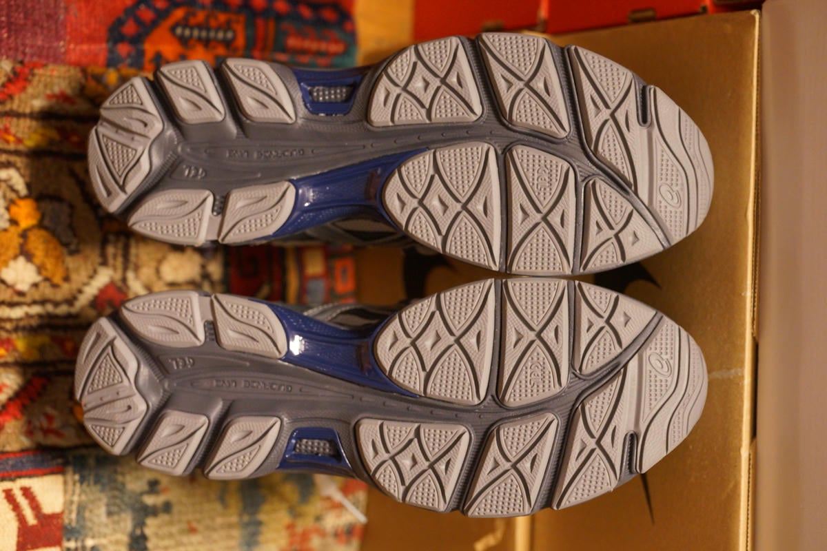 前足部とヒールのGELが衝撃緩衝性を高め、軽量性と反発性に優れた2種類のフォームを使用したFLUIDRIDEが快適な履き心地をサポート