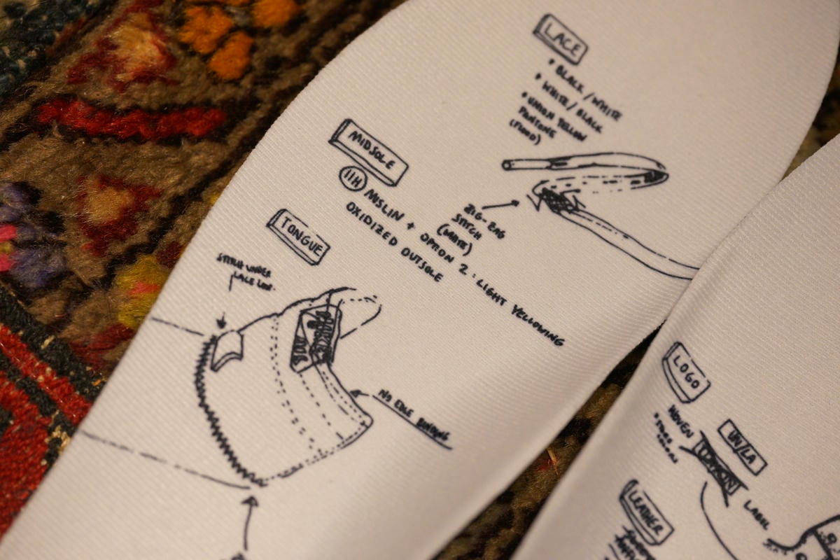 左のインソールにはシュータンタグのステッチやシューレースについてのアイディアがプリント