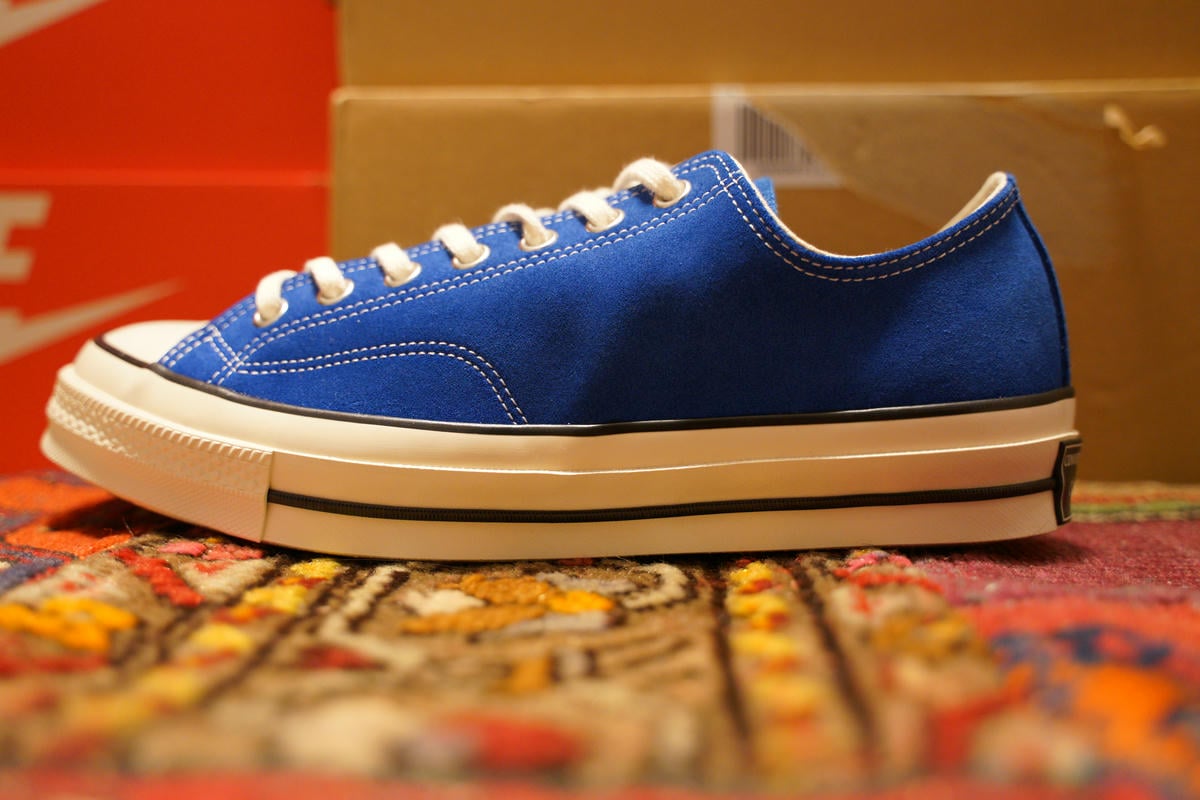 CONVERSE ALL STAR LGCY SUEDE OX BLUE 鮮やかなブルースエードのスニーカーを左サイドから確認