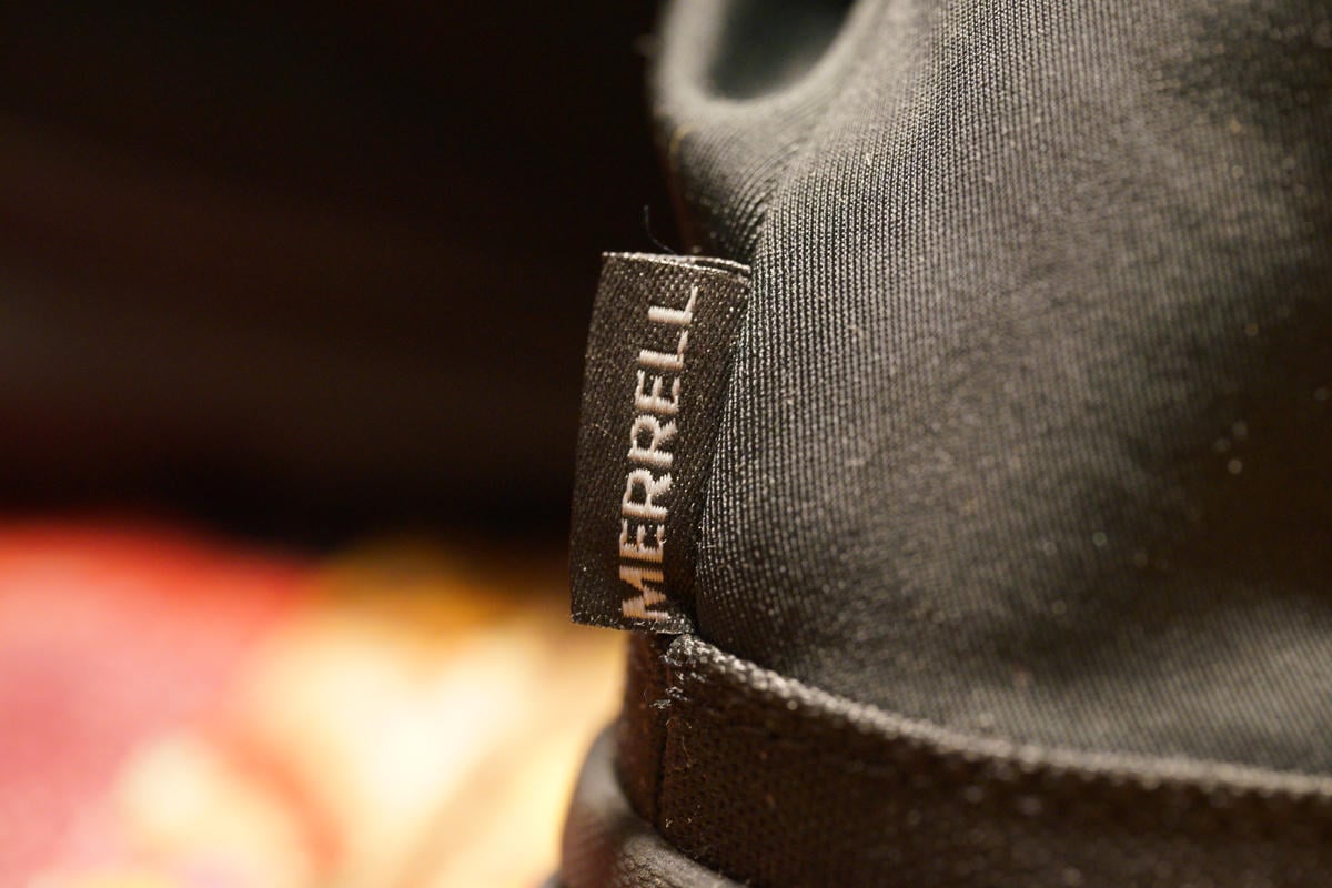 こちらはMERRELLのロゴが刺繍で入っている