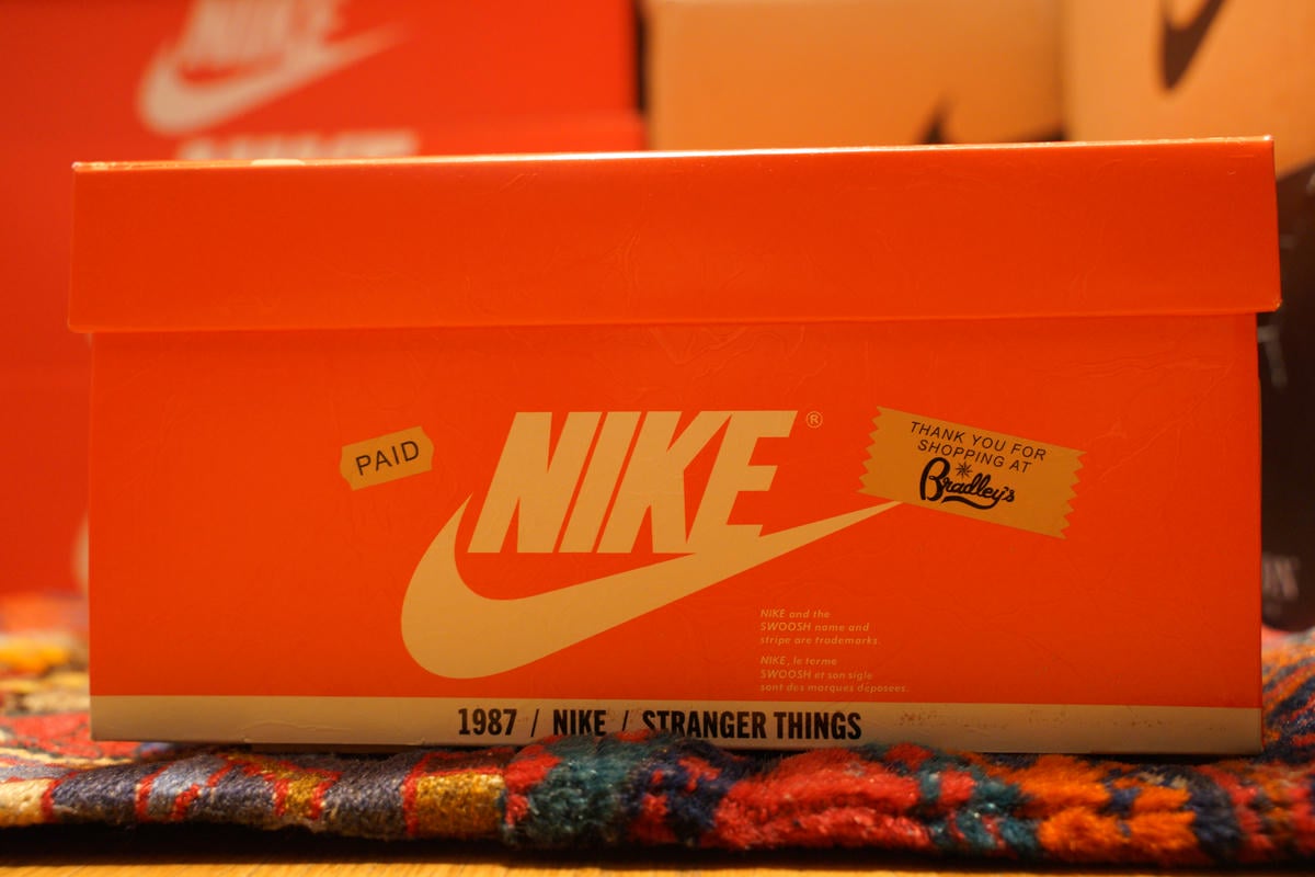 サイズ表記の反対側には箱の下側に「1987/NIKE/STRANGER THINGS」のプリントがされている