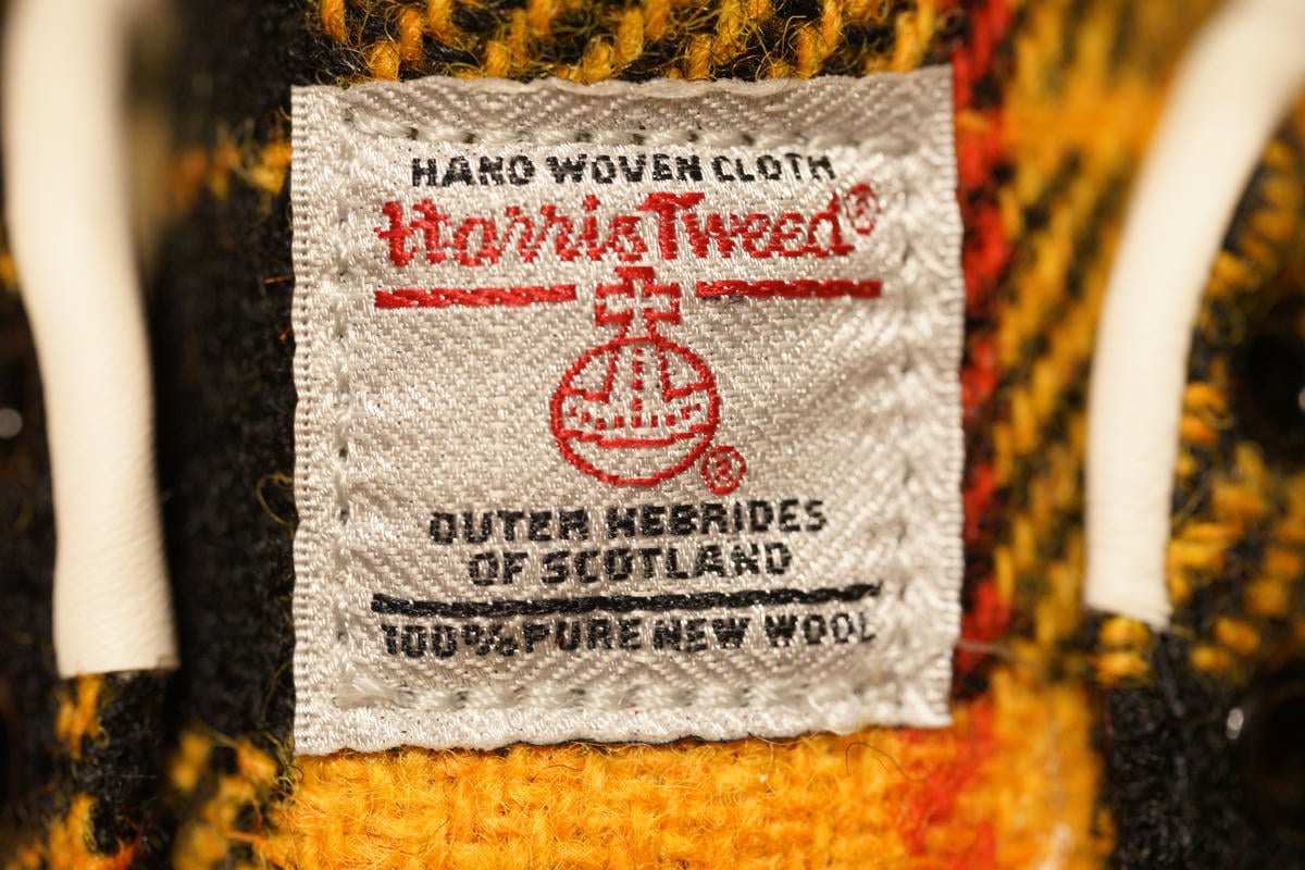 PUMA SUEDE VTG HARRIS TWEED YELLOWのシュータンにはハリスツイードのタグが縫い付けられている