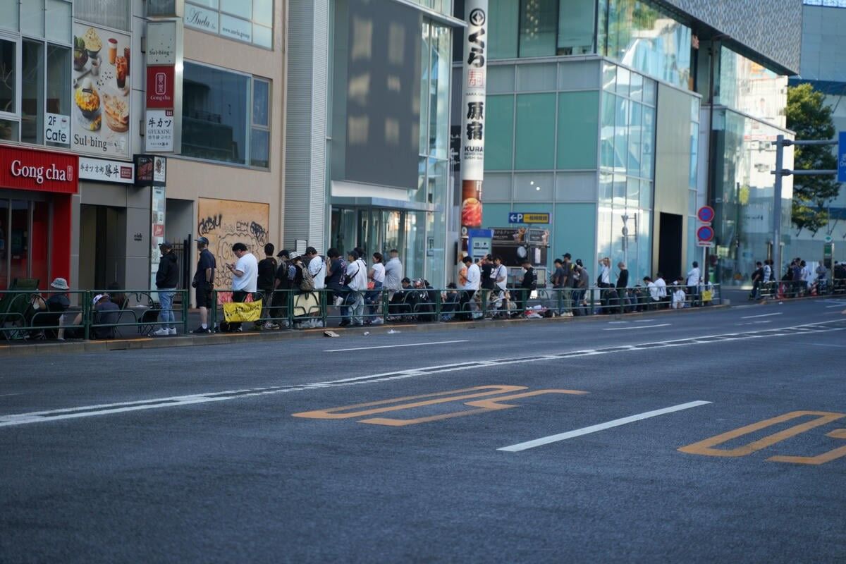 AM6:40頃のシュプリーム原宿店前方待機列。こうやって見るとやっぱり椅子持ってきている人が多い。
