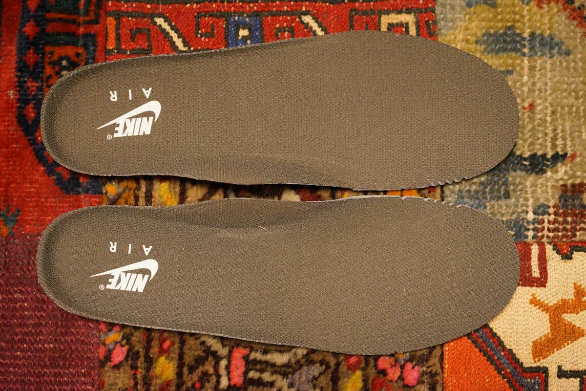 インソールはブラウンベースにNIKE AIRのプリント