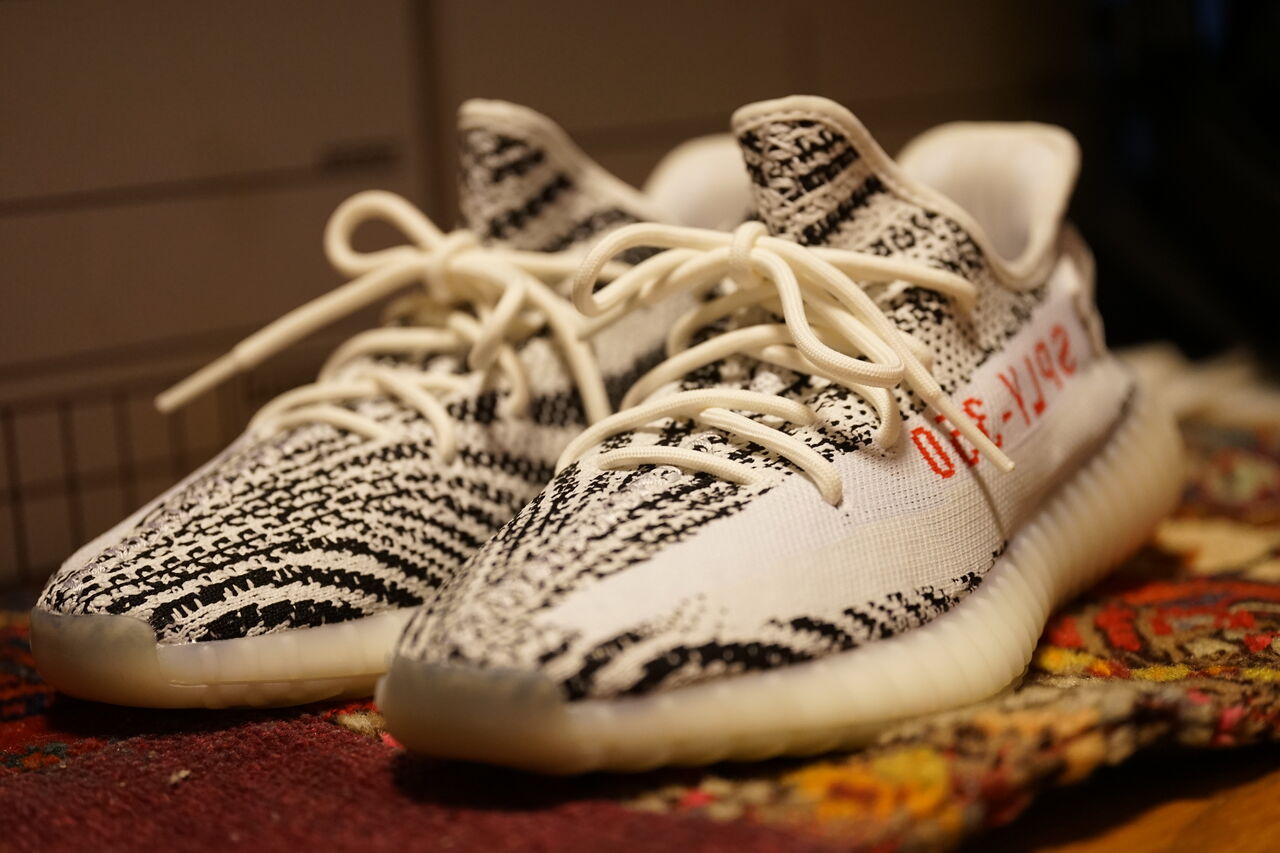 ADIDAS ORIGINALS YEEZY BOOST 350 V2 ZEBRA 2018 : ああ、好き ADIDAS ORIGINALS YEEZY BOOST 350 V2 ZEBRA 2018 : ああ、好き