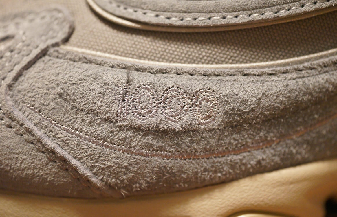 左右のトゥサイドにはアッパーと同色の「1000」の刺繍