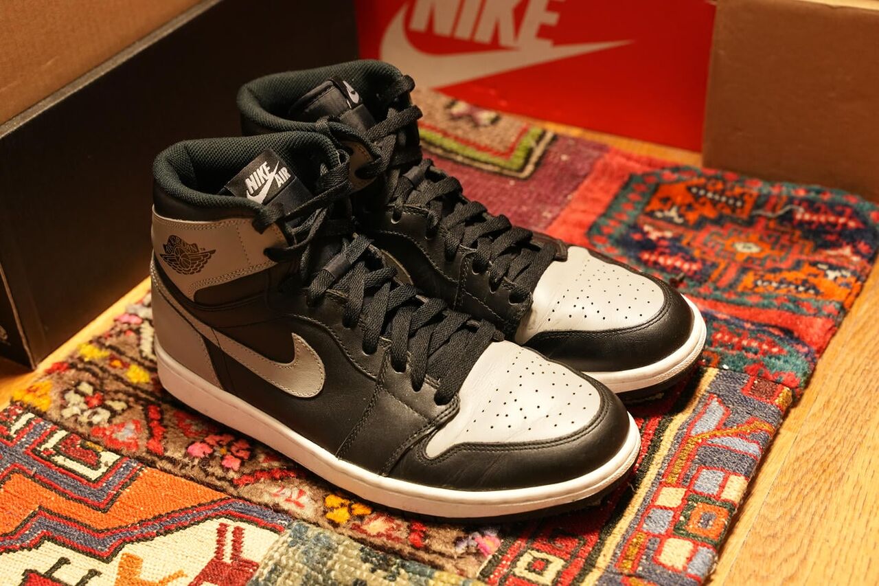 NIKE AIR JORDAN 1 RETRO HIGH OG SHADOW 2013を右斜め上から見る締めの画像。感想を書いてサイズ感やクッション性について語る。