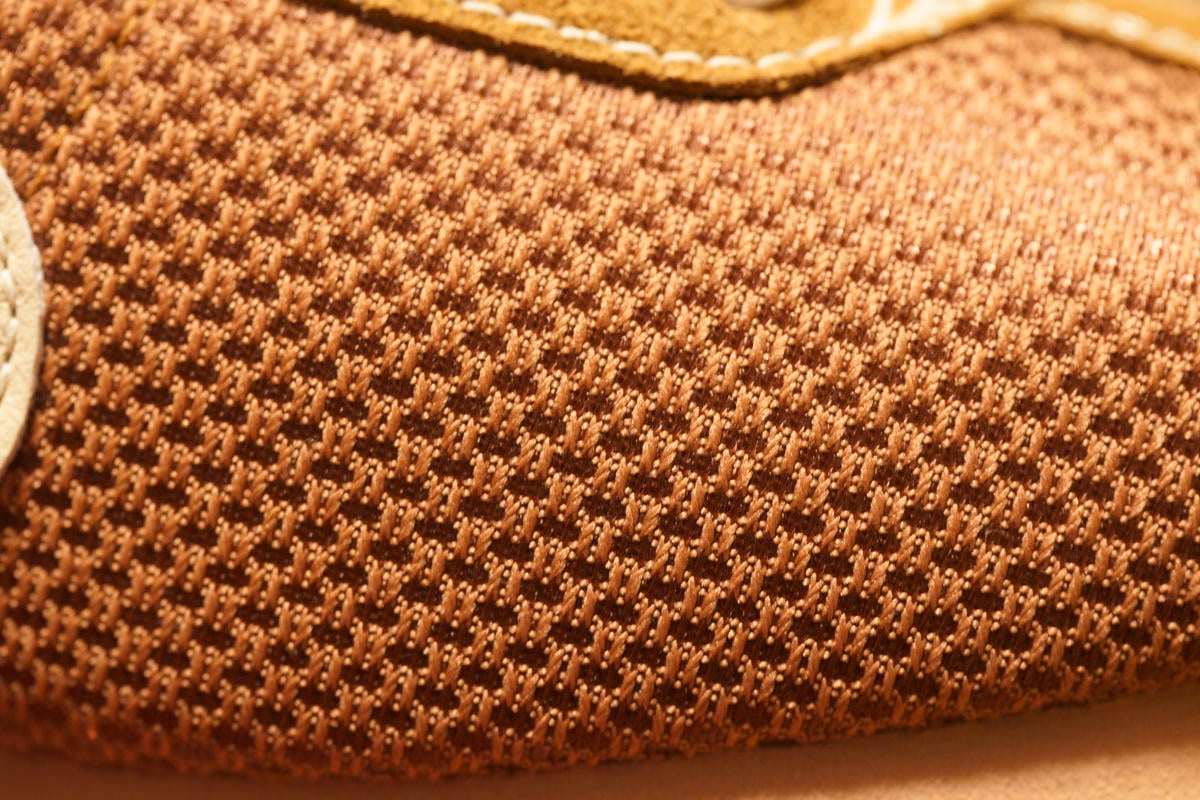 アッパーはメッシュ状に見えるけどメッシュ模様なだけ。