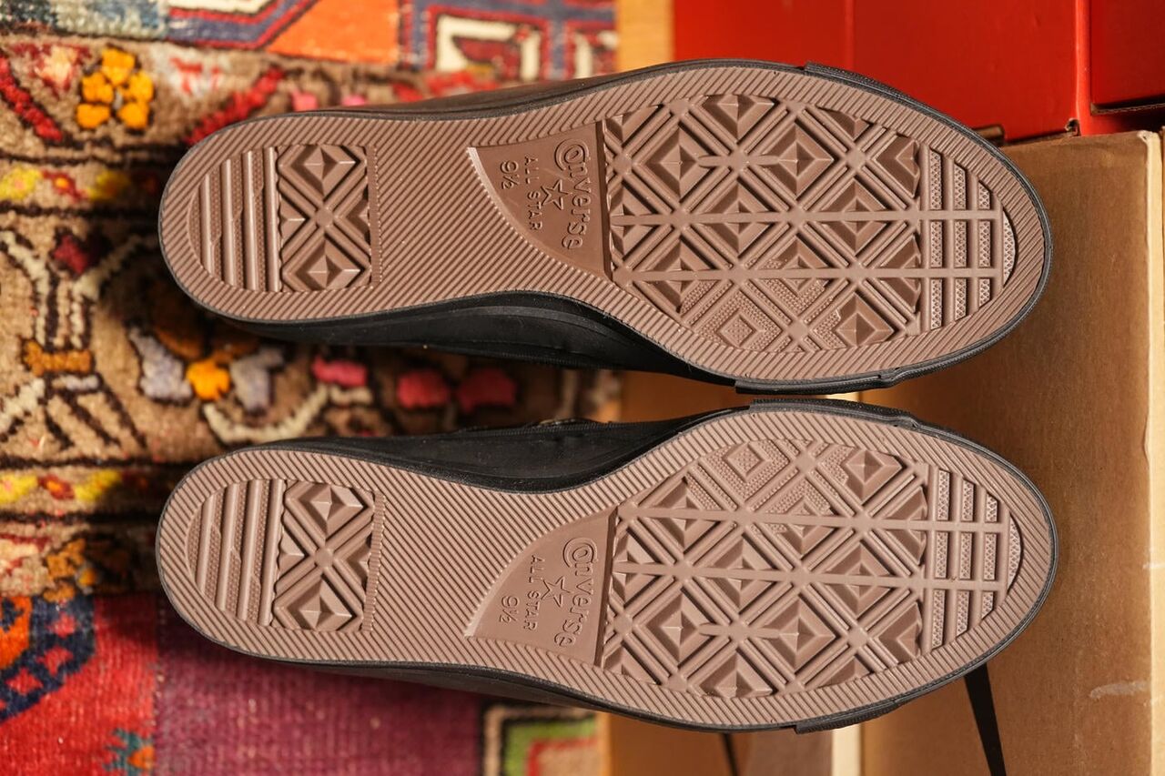 アウトソールの画像。ディテールはオールスターと同じパターン。