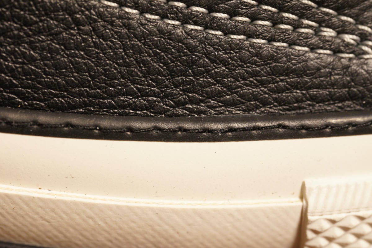 CONVERSE ADDICT CHUCK TAYLOR LEATHER HIのフォクシングテープをステッチで補強して剥がれ防止