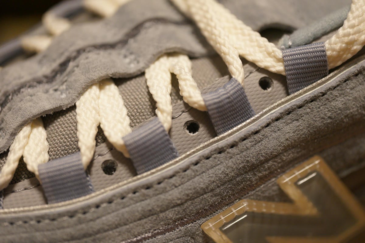 シューレース周りのパーツも複雑でレースを通すループの横にレースを通す穴が作られている。ここにレースを通すとよりフィット感を向上させることができそう