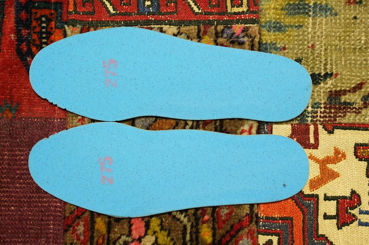 インソール裏は前方部分にサイズ表記がプリントされている