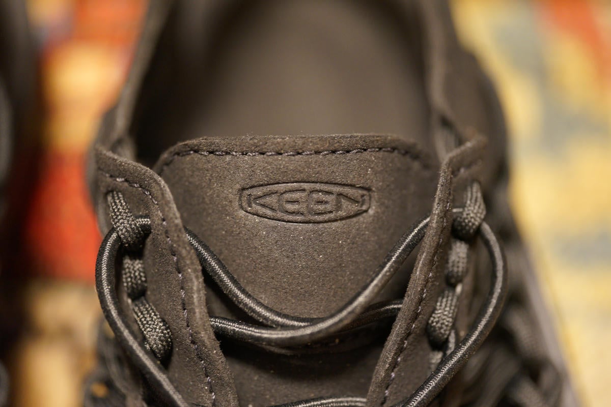 KEEN UNEEKのシュータンロゴをチェック。KEENのロゴはデボス加工で表現されている