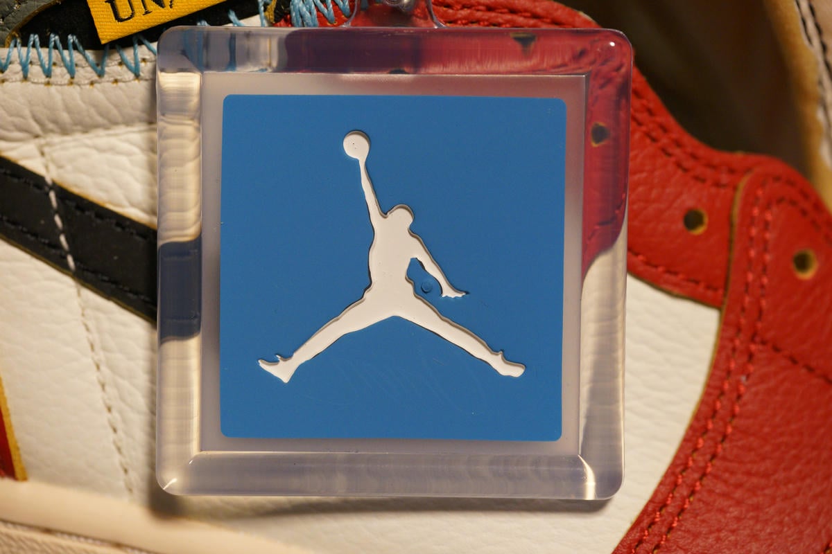 付属のキーホルダーはUNCカラー。どちらが表か裏かはわからない