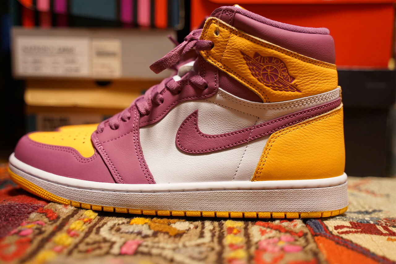 NIKE AIR JORDAN 1 RETRO HIGH OG UNIVERSITY GOLD AND LIGHT