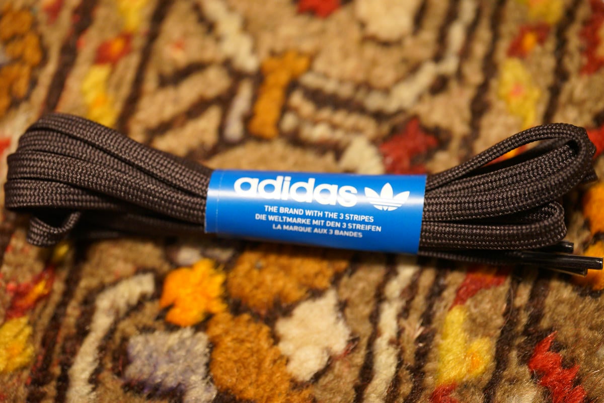 ブラウンカラーの丸紐が付属